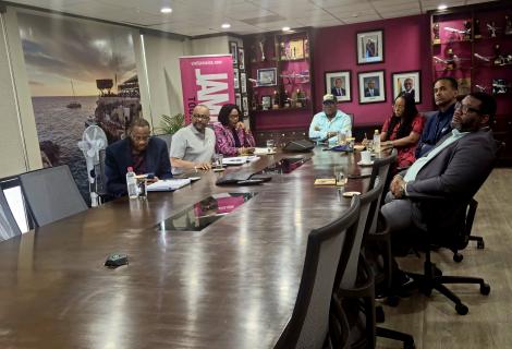 Minister of Tourism, Hon Edmund Bartlett (C) in discussion on the preparation of the sector for the passage of Hurricane Melissa with Senior Tourism Executives (L-R) David Dobson, Chief Technical Director, Ministry of Tourism, Donovan White, Director of Tourism, Jennifer Griffith, Permanent Secretary, Ministry of Tourism, Jenniffer Griffith, State Minister, Hon Tova Hamilton, Executive Director TEF, Dr. Carey Wallace, Executive Director TPDCo, Wade Mars as well as stakeholders from the JHTA online.
